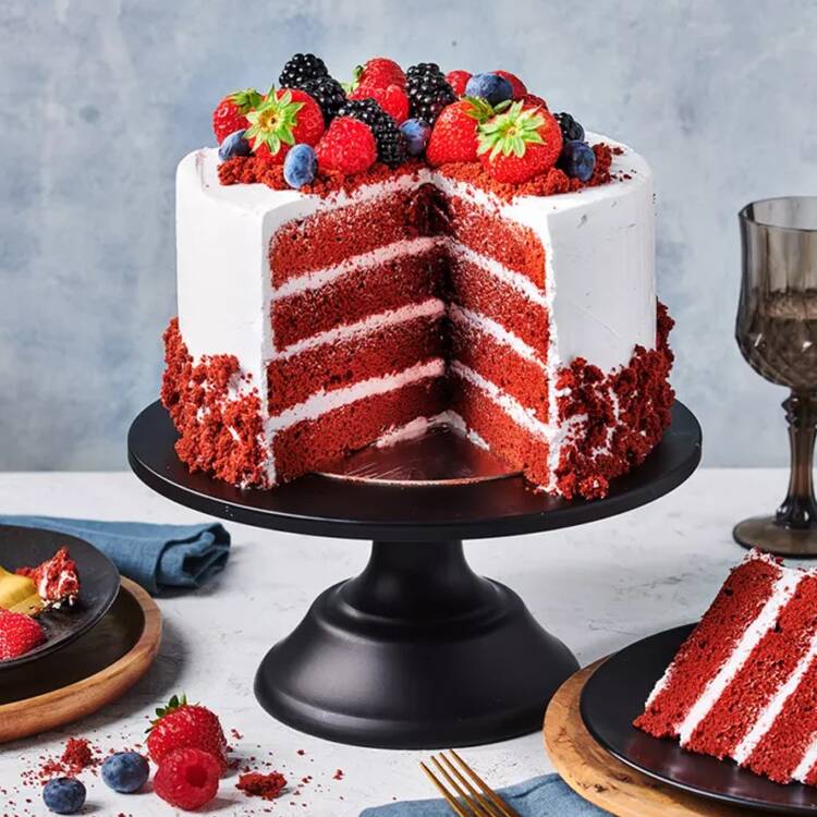red velvet cake met fruit
