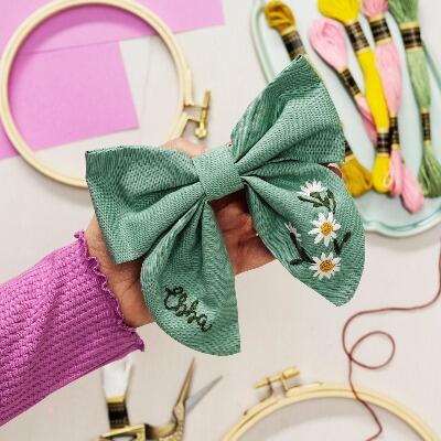 een geborduurde strik