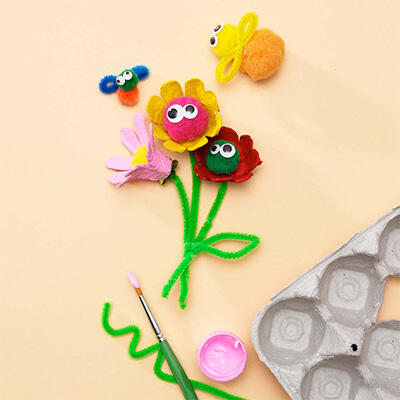 een bosje bloemen van eierdozen