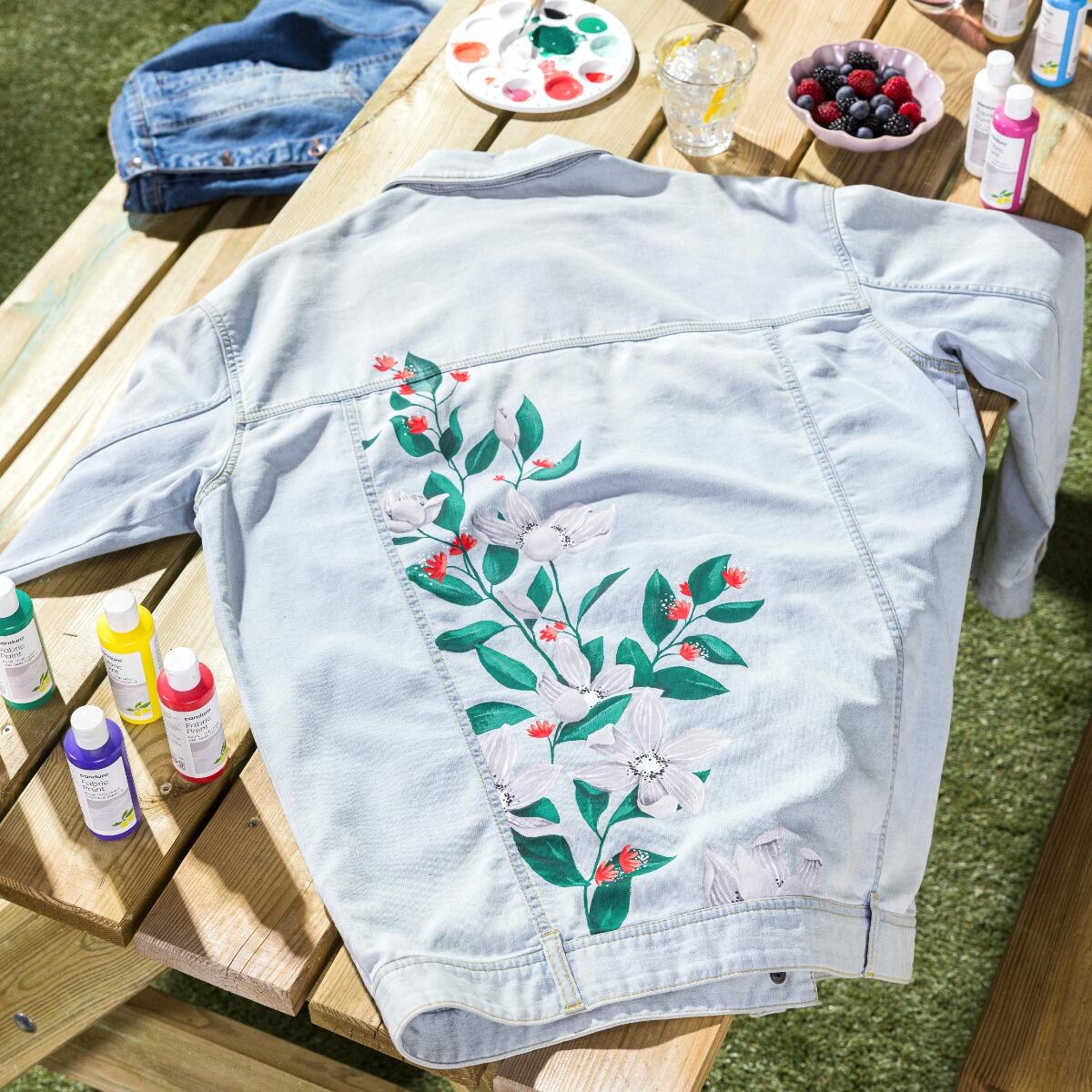 een fleurig spijkerjack