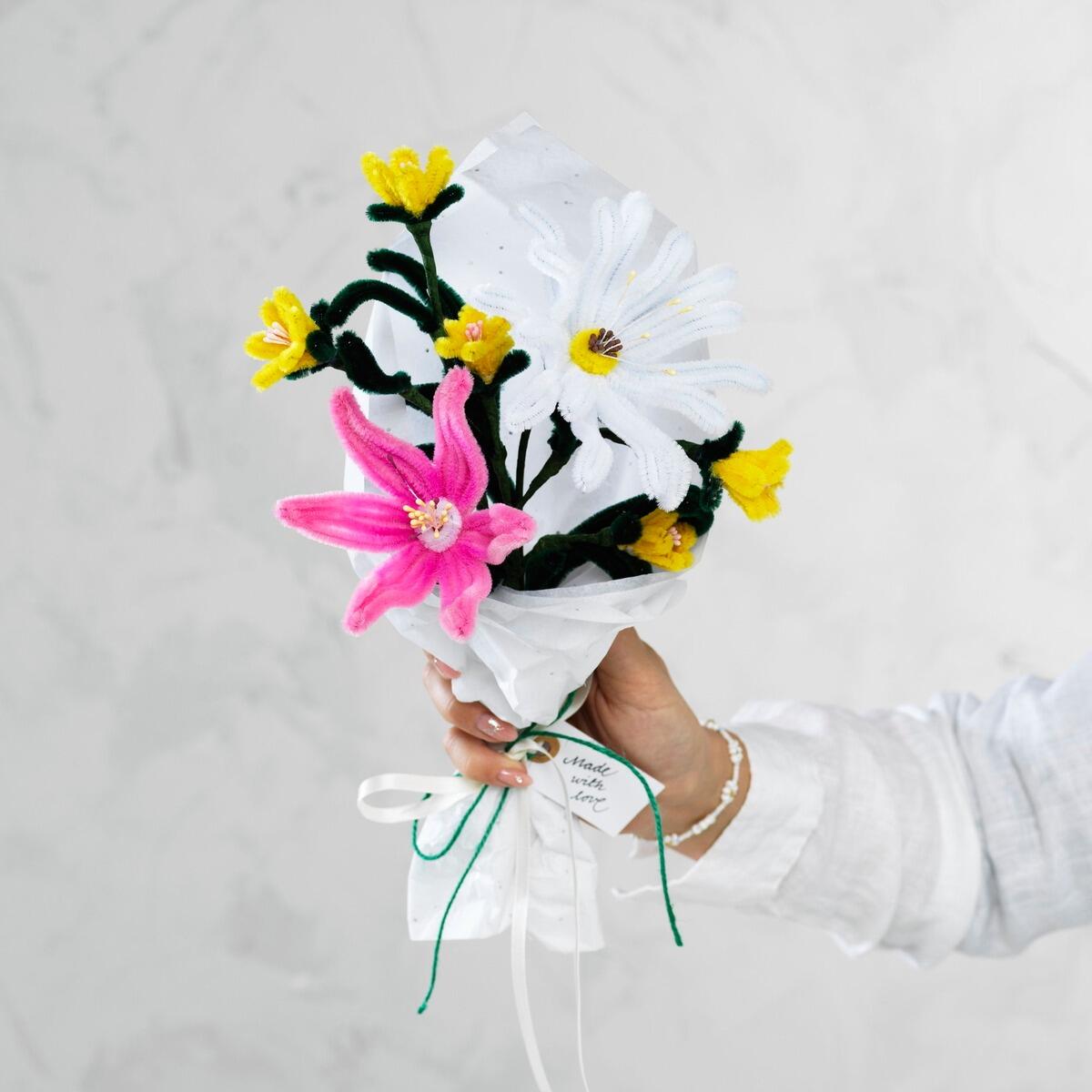 een boeket met bloemen van chenilledraad