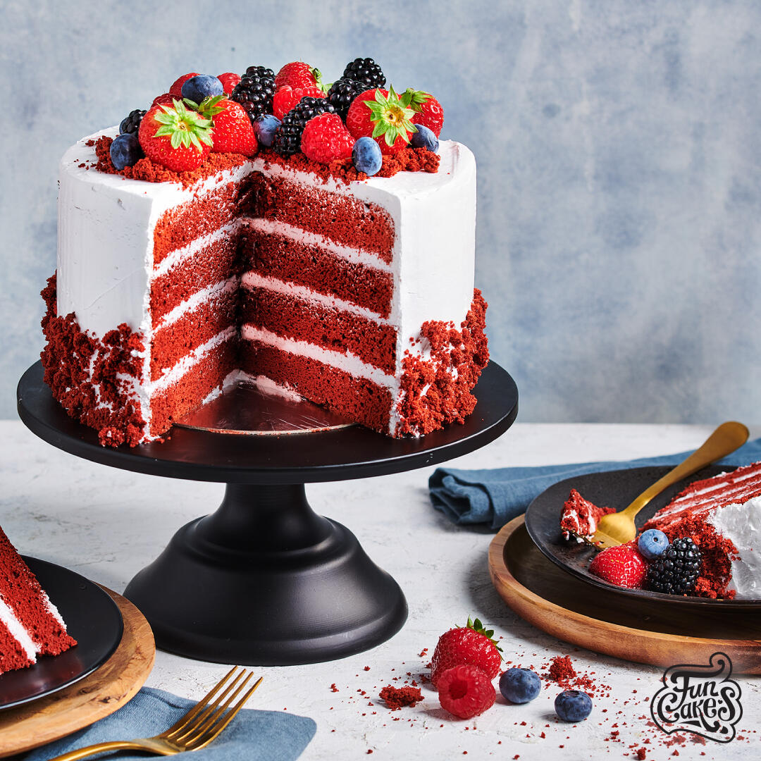 red velvet cake met fruit