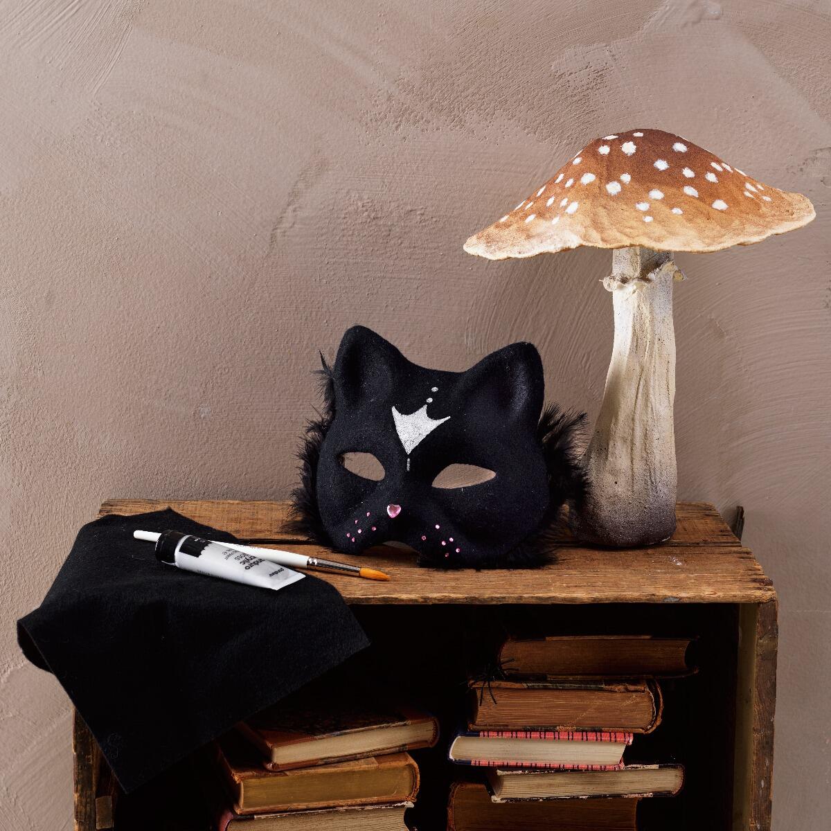 een zwart kattenmasker een zwart kattenmasker