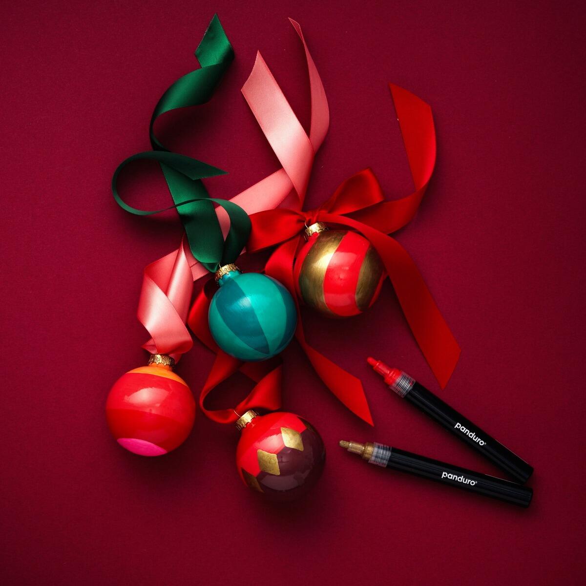 met acrylmarker versierde kerstballen