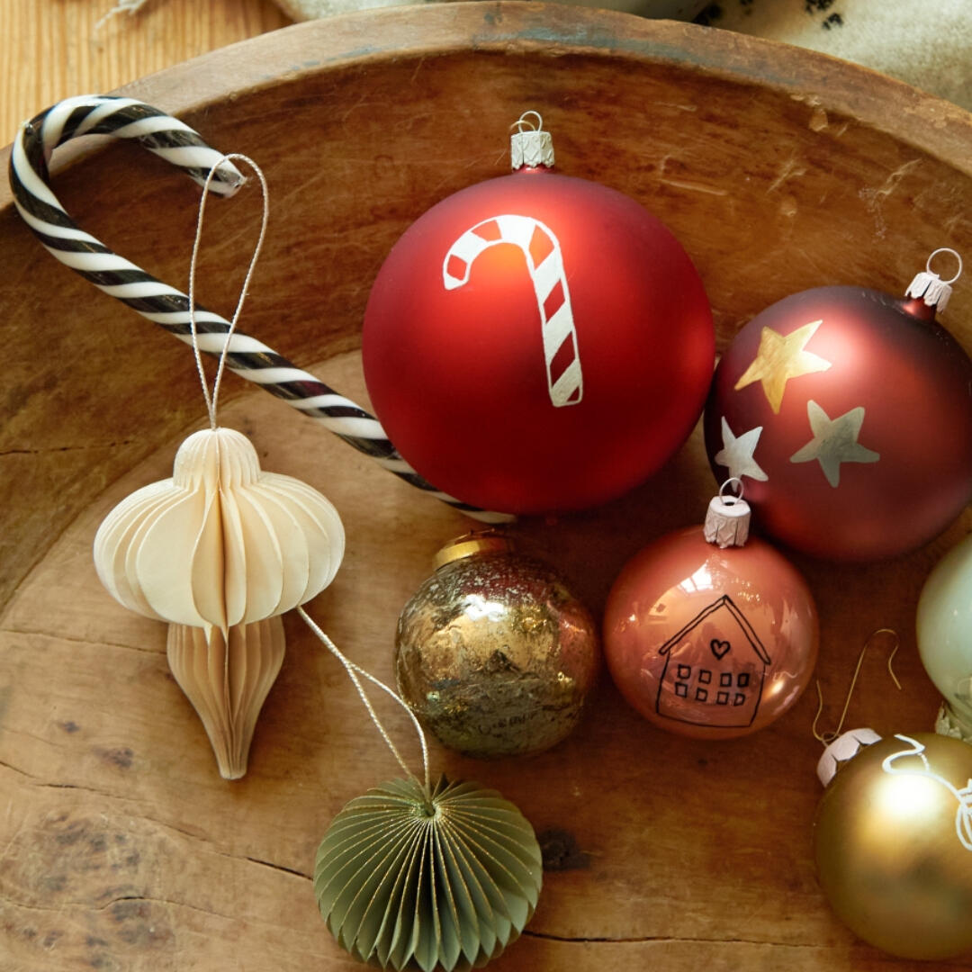 customized kerstballen met edding lakmarkers