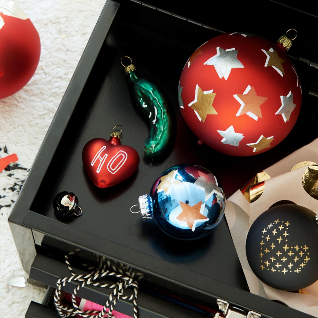 customized kerstballen met edding lakmarkers